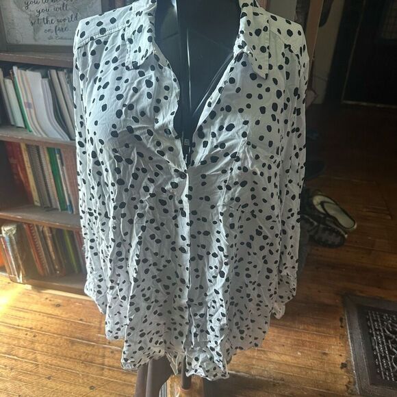 Torrid white & black polka dot 3x button down shirt - Picture 1 of 3